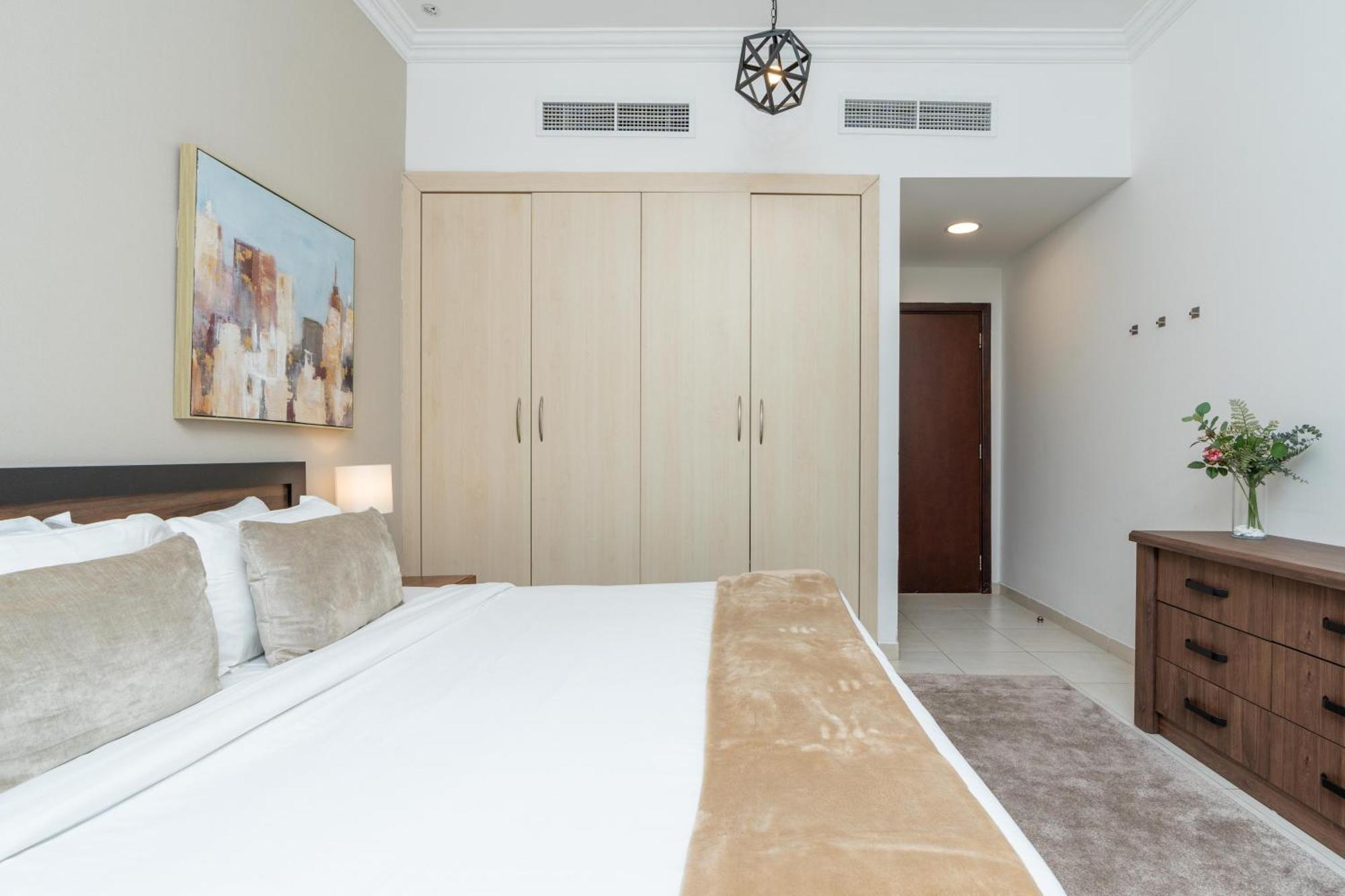 Modern 1br In Jlt Next To Metro With Views Apartment Dubai